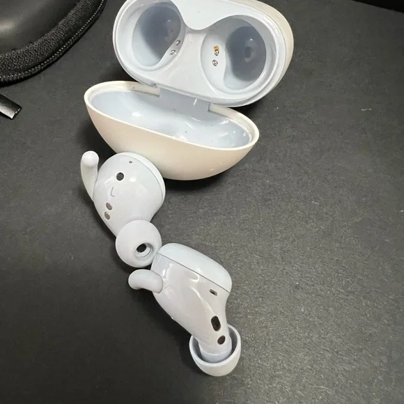 White Wireless google pixel series A Earbuds with Case and Charger. - Picture 11 of 15